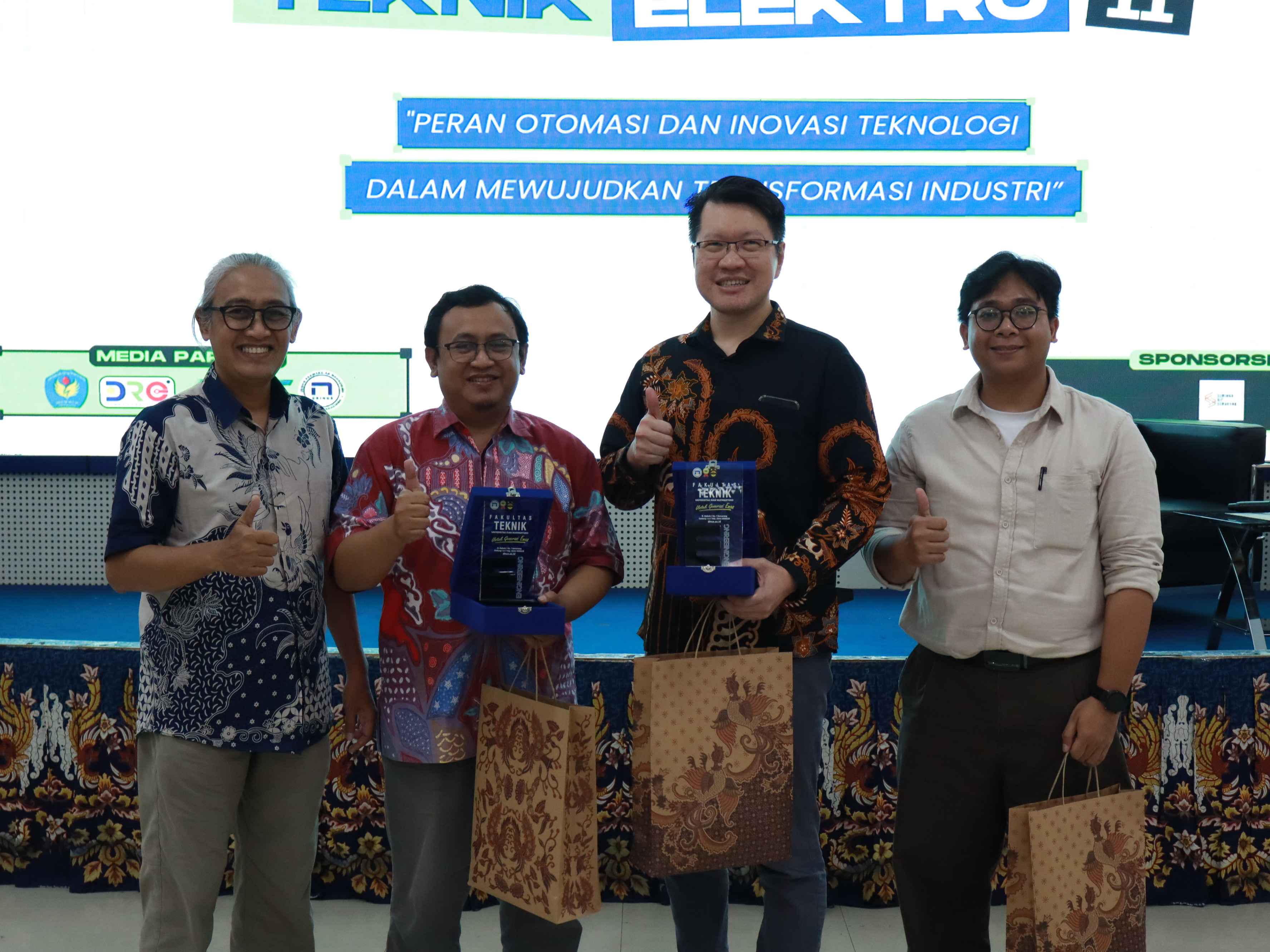 Penyerahan Cinderamata dan Dokumentasi